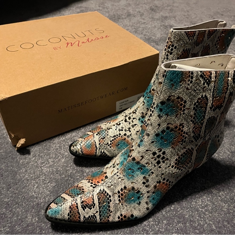 NEW boxed Matisse Boots in a size 9